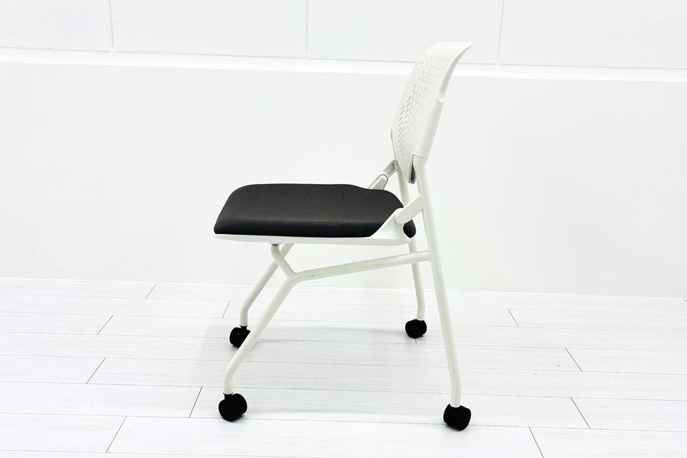 ルナチェア オカムラ 中古 ミーティングチェア ネスティングチェア 会議椅子 中古オフィス家具 ブラウンの画像