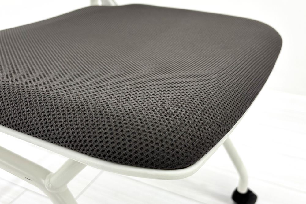 ルナチェア オカムラ 中古 ミーティングチェア ネスティングチェア 会議椅子 中古オフィス家具 ブラウンの画像