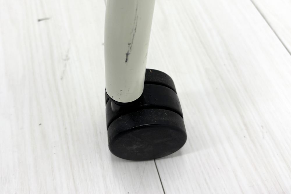 ルナチェア オカムラ 中古 ミーティングチェア ネスティングチェア 会議椅子 中古オフィス家具 ブラウンの画像