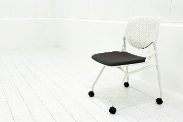 ルナチェア オカムラ 中古 ミーティングチェア ネスティングチェア 会議椅子 中古オフィス家具 ブラウンの画像