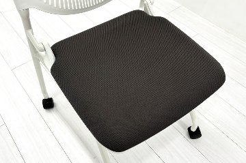 ルナチェア オカムラ 中古 ミーティングチェア ネスティングチェア 会議椅子 中古オフィス家具 ブラウンの画像