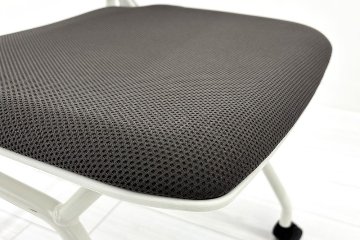 ルナチェア オカムラ 中古 ミーティングチェア ネスティングチェア 会議椅子 中古オフィス家具 ブラウンの画像