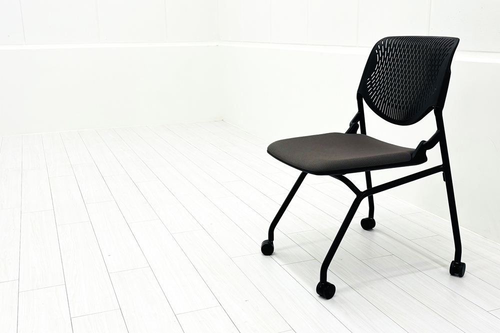 ルナチェア オカムラ 中古 ミーティングチェア ネスティングチェア 会議椅子 中古オフィス家具 ミディアムグレーの画像