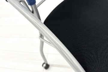 【4脚セット】 イトーキ プリエチェア 中古 ミーティングチェア 多目的チェア スタッキングチェア 中古オフィス家具 背ブルーの画像