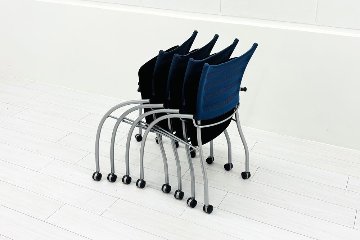 【4脚セット】 イトーキ プリエチェア 中古 ミーティングチェア 多目的チェア スタッキングチェア 中古オフィス家具 背ブルーの画像