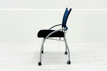 【4脚セット】 イトーキ プリエチェア 中古 ミーティングチェア 多目的チェア スタッキングチェア 中古オフィス家具 背ブルーの画像