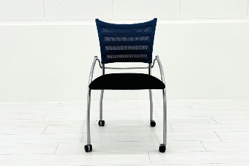 【4脚セット】 イトーキ プリエチェア 中古 ミーティングチェア 多目的チェア スタッキングチェア 中古オフィス家具 背ブルーの画像