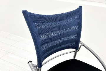 【4脚セット】 イトーキ プリエチェア 中古 ミーティングチェア 多目的チェア スタッキングチェア 中古オフィス家具 背ブルーの画像