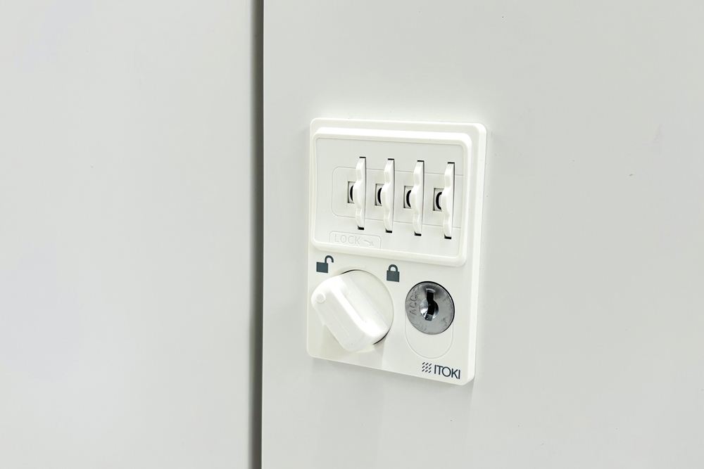 イトーキ suffi(サフィ)シリーズ 8人用ロッカー 中古 スチール 収納家具 中古オフィス家具 メールボックス ホワイト ダイヤル錠 900/450/1870の画像