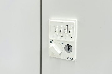 イトーキ suffi(サフィ)シリーズ 8人用ロッカー 中古 スチール 収納家具 中古オフィス家具 メールボックス ホワイト ダイヤル錠 900/450/1870の画像