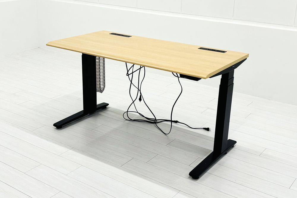 オカムラ スイフト 電動昇降デスク 中古 コンセントユニット付 メープル 幅135 中古オフィス家具 1350/675/650～1250の画像