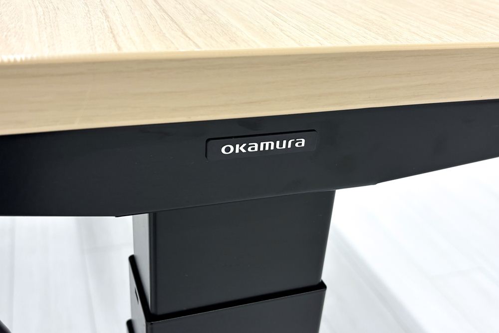 オカムラ スイフト 電動昇降デスク 中古 コンセントユニット付 メープル 幅135 中古オフィス家具 1350/675/650～1250の画像