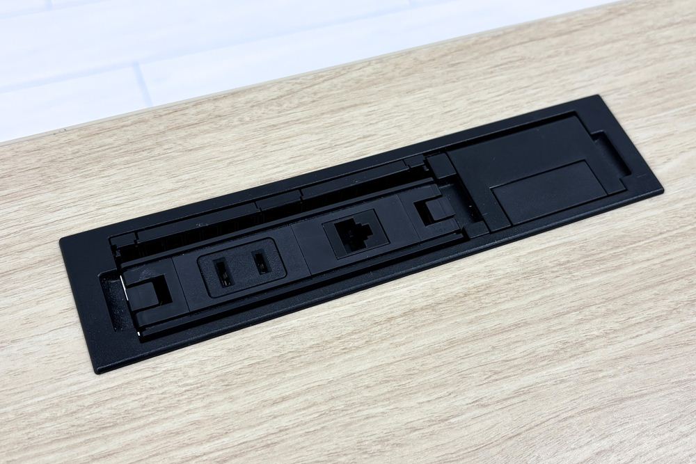 オカムラ スイフト 電動昇降デスク 中古 コンセントユニット付 メープル 幅135 中古オフィス家具 1350/675/650～1250の画像