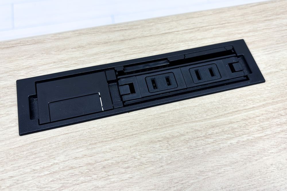 オカムラ スイフト 電動昇降デスク 中古 コンセントユニット付 メープル 幅135 中古オフィス家具 1350/675/650～1250の画像