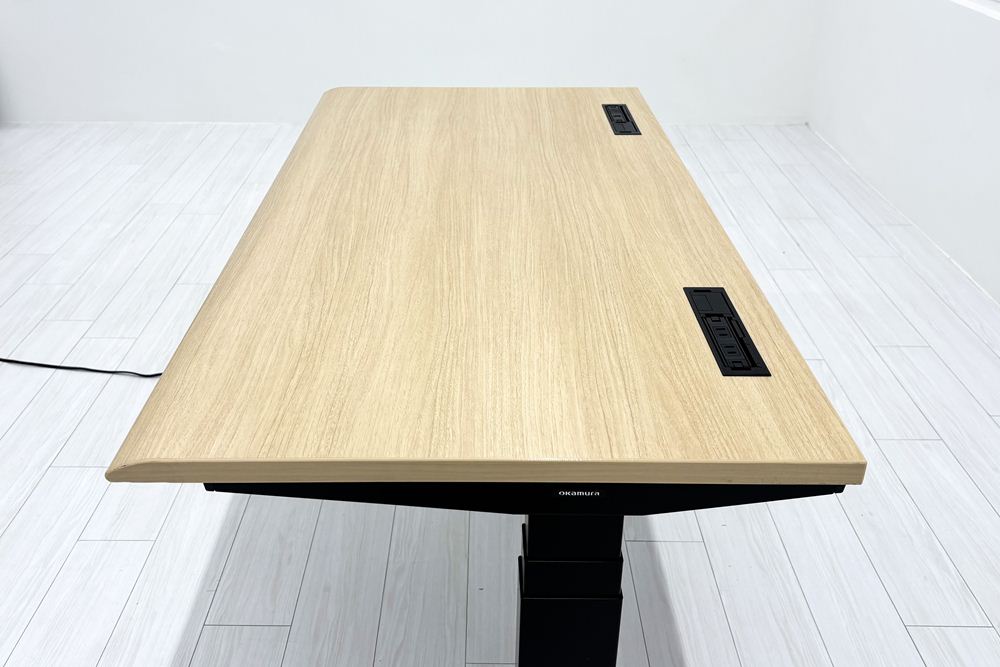 オカムラ スイフト 電動昇降デスク 中古 コンセントユニット付 メープル 幅135 中古オフィス家具 1350/675/650～1250の画像