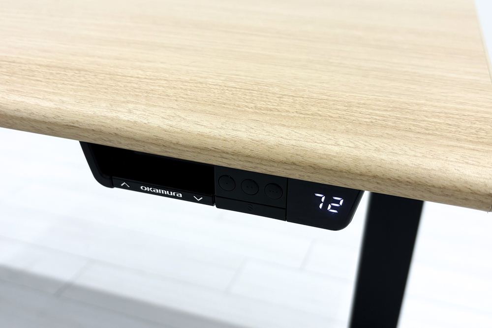 オカムラ スイフト 電動昇降デスク 中古 コンセントユニット付 メープル 幅135 中古オフィス家具 1350/675/650～1250の画像
