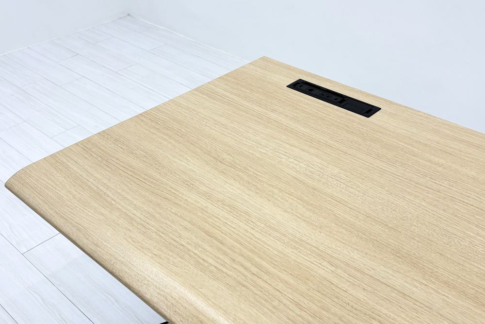 オカムラ スイフト 電動昇降デスク 中古 コンセントユニット付 メープル 幅135 中古オフィス家具 1350/675/650～1250の画像