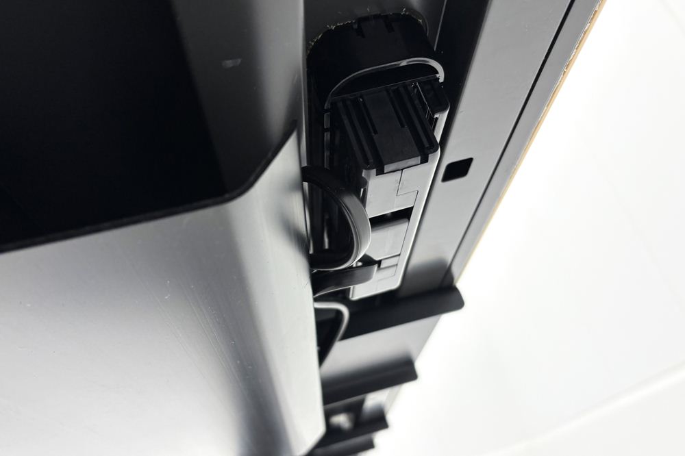 オカムラ スイフト 電動昇降デスク 中古 コンセントユニット付 メープル 幅135 中古オフィス家具 1350/675/650～1250の画像