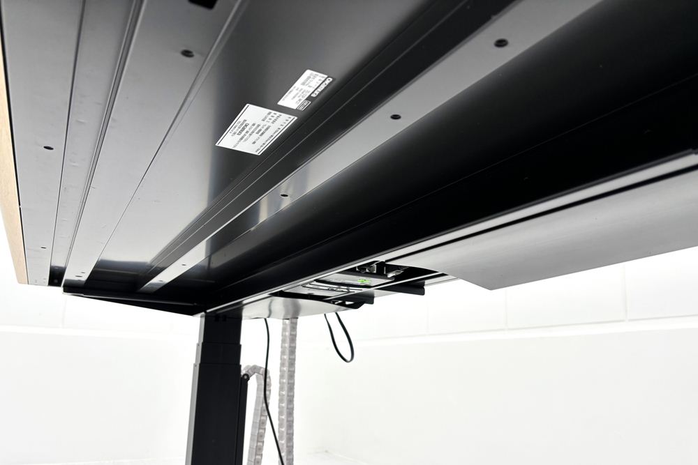オカムラ スイフト 電動昇降デスク 中古 コンセントユニット付 メープル 幅135 中古オフィス家具 1350/675/650～1250の画像