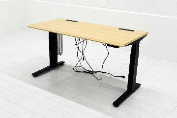 オカムラ スイフト 電動昇降デスク 中古 コンセントユニット付 メープル 幅135 中古オフィス家具 1350/675/650～1250の画像
