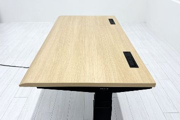 オカムラ スイフト 電動昇降デスク 中古 コンセントユニット付 メープル 幅135 中古オフィス家具 1350/675/650～1250の画像