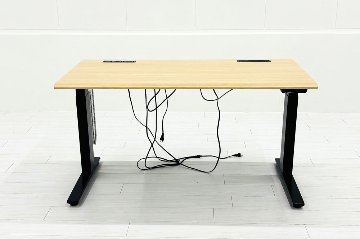 オカムラ スイフト 電動昇降デスク 中古 コンセントユニット付 メープル 幅135 中古オフィス家具 1350/675/650～1250の画像