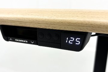 オカムラ スイフト 電動昇降デスク 中古 コンセントユニット付 メープル 幅135 中古オフィス家具 1350/675/650～1250の画像
