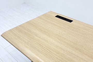 オカムラ スイフト 電動昇降デスク 中古 コンセントユニット付 メープル 幅135 中古オフィス家具 1350/675/650～1250の画像