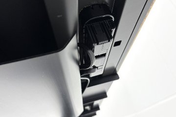 オカムラ スイフト 電動昇降デスク 中古 コンセントユニット付 メープル 幅135 中古オフィス家具 1350/675/650～1250の画像
