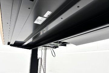 オカムラ スイフト 電動昇降デスク 中古 コンセントユニット付 メープル 幅135 中古オフィス家具 1350/675/650～1250の画像