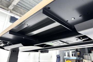 オカムラ スイフト 電動昇降デスク 中古 コンセントユニット付 メープル 幅135 中古オフィス家具 1350/675/650～1250の画像