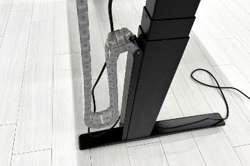 オカムラ スイフト 電動昇降デスク 中古 コンセントユニット付 メープル 幅135 中古オフィス家具 1350/675/650～1250の画像