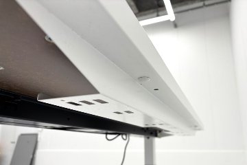 コクヨ シークエンス 幅1350 SEQUENCE 電動昇降デスク 中古デスク 中古机 中古オフィス家具 1350/675/630～1290の画像