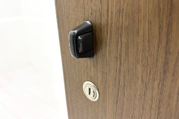 DX-4Nシリーズ オカムラ 役員家具 【3点セット】 中古 3段ラテラル書庫 ワードローブ 両開き書庫 中古オフィス家具 の画像