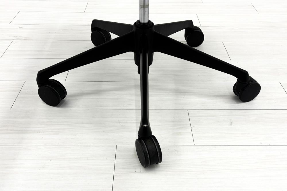 オカムラ コンテッサチェア 中古 Contessa 可動肘 座クッション 中古オフィス家具 事務椅子 エグゼクティブチェア ブラックの画像