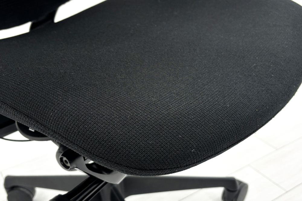 オカムラ コンテッサチェア 中古 Contessa 可動肘 座クッション 中古オフィス家具 事務椅子 エグゼクティブチェア ブラックの画像