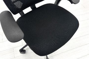 オカムラ コンテッサチェア 中古 Contessa 可動肘 座クッション 中古オフィス家具 事務椅子 エグゼクティブチェア ブラックの画像