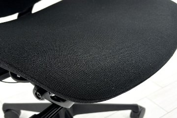 オカムラ コンテッサチェア 中古 Contessa 可動肘 座クッション 中古オフィス家具 事務椅子 エグゼクティブチェア ブラックの画像