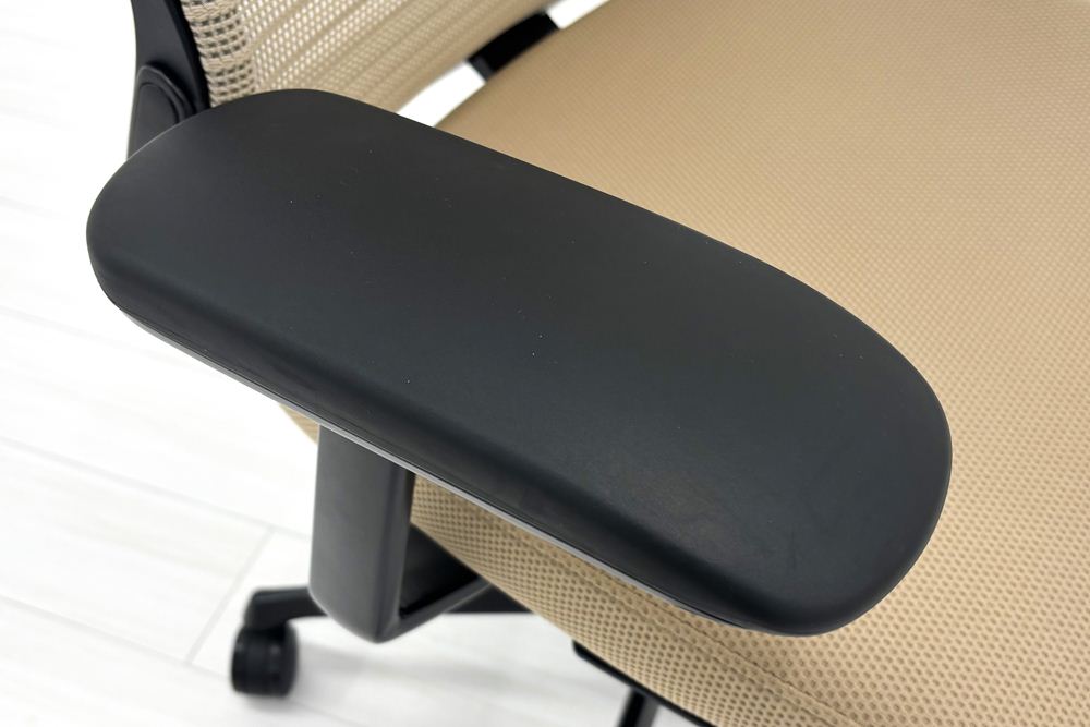 オカムラ 中古オフィス家具 コーラルチェア ハイバック 中古 背メッシュ 固定肘 中古チェア Choral ベージュの画像