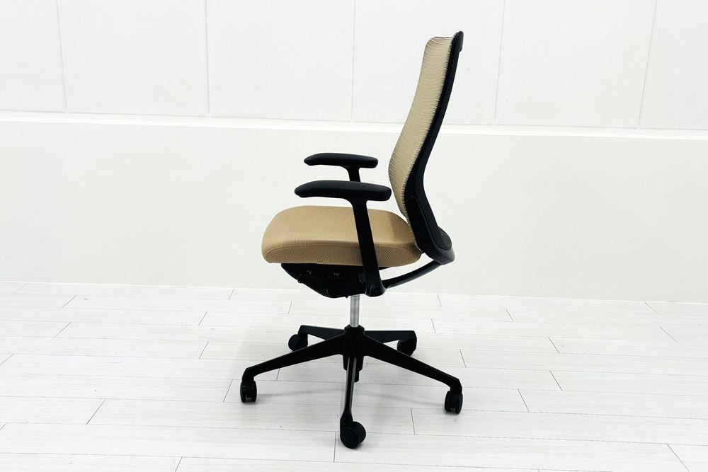 オカムラ 中古オフィス家具 コーラルチェア ハイバック 中古 背メッシュ 固定肘 中古チェア Choral ベージュの画像