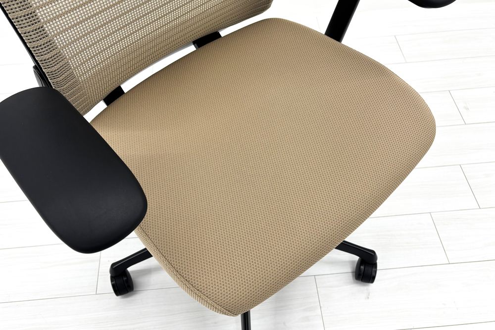 オカムラ 中古オフィス家具 コーラルチェア ハイバック 中古 背メッシュ 固定肘 中古チェア Choral ベージュの画像