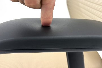 オカムラ 中古オフィス家具 コーラルチェア ハイバック 中古 背メッシュ 固定肘 中古チェア Choral ベージュの画像