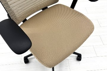 オカムラ 中古オフィス家具 コーラルチェア ハイバック 中古 背メッシュ 固定肘 中古チェア Choral ベージュの画像