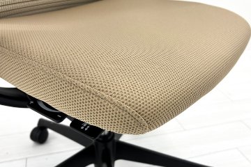 オカムラ 中古オフィス家具 コーラルチェア ハイバック 中古 背メッシュ 固定肘 中古チェア Choral ベージュの画像