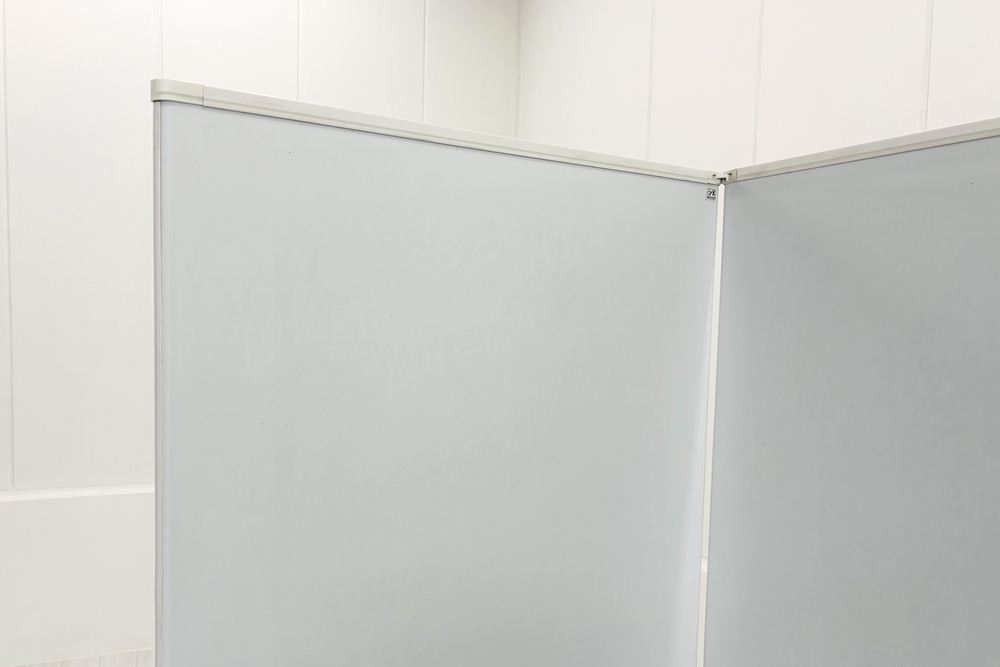 コクヨ 三つ折りホワイトボード パーテーション 中古 中古オフィス家具 2450/600/1800の画像