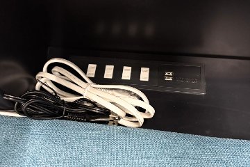 ワークブース 中古 インテント イトーキ ラウンジソファ 1人用ソファ 中古オフィス家具 電源コード付き 998/922/1300の画像