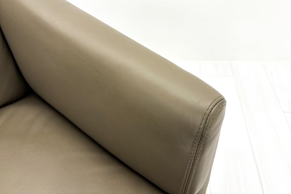 オカムラ 中古オフィス家具 NEWFORTY(ニューフォーティ)シリーズ 革張り 2019年製 中古 応接椅子 ミーティングチェア 【4脚セット】 多目的チェア ライトブラウンの画像