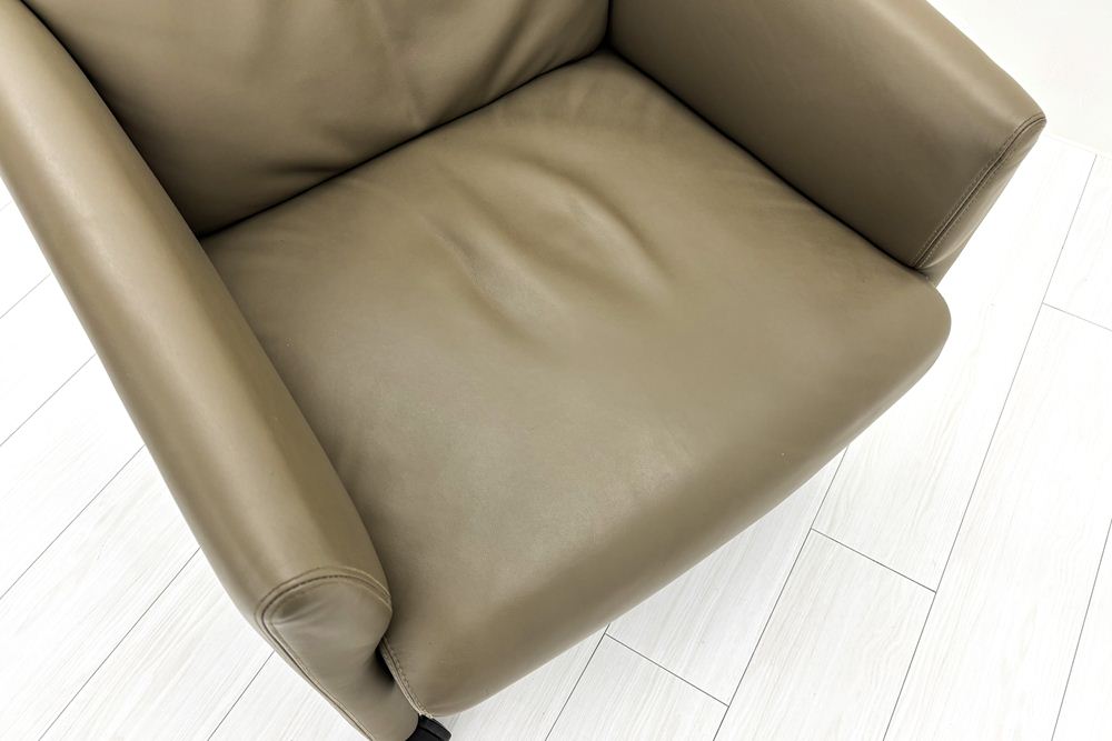 オカムラ 中古オフィス家具 NEWFORTY(ニューフォーティ)シリーズ 革張り 2019年製 中古 応接椅子 ミーティングチェア 【4脚セット】 多目的チェア ライトブラウンの画像