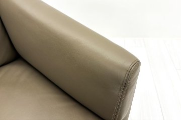 オカムラ 中古オフィス家具 NEWFORTY(ニューフォーティ)シリーズ 革張り 2019年製 中古 応接椅子 ミーティングチェア 【4脚セット】 多目的チェア ライトブラウンの画像
