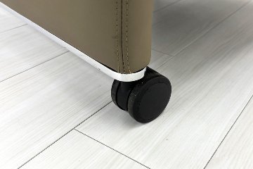 オカムラ 中古オフィス家具 NEWFORTY(ニューフォーティ)シリーズ 革張り 2019年製 中古 応接椅子 ミーティングチェア 【4脚セット】 多目的チェア ライトブラウンの画像